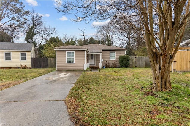 ranch-style home featuring a front lawn