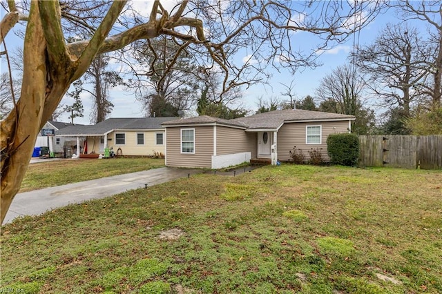 single story home with a front yard