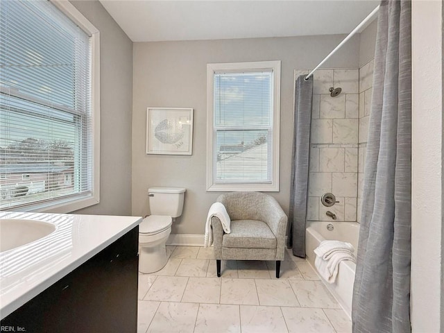 full bathroom with a healthy amount of sunlight, toilet, vanity, and shower / bath combo