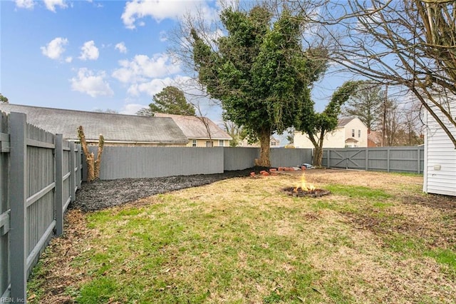 view of yard featuring a fire pit