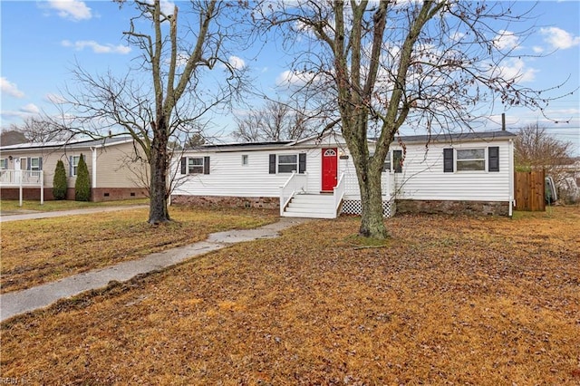 view of front of property featuring a front lawn