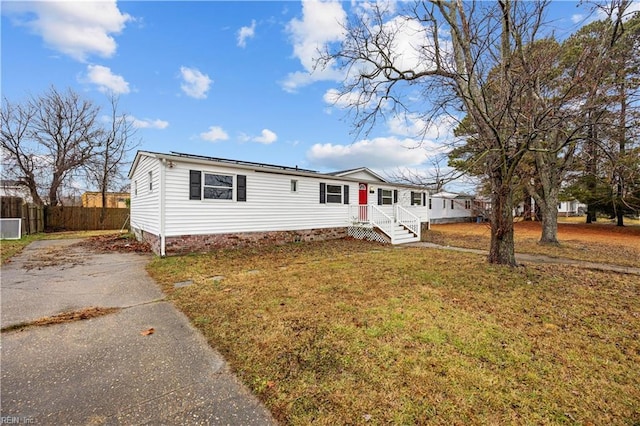 manufactured / mobile home featuring a front yard