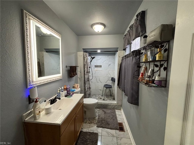bathroom featuring a shower with shower curtain, vanity, and toilet