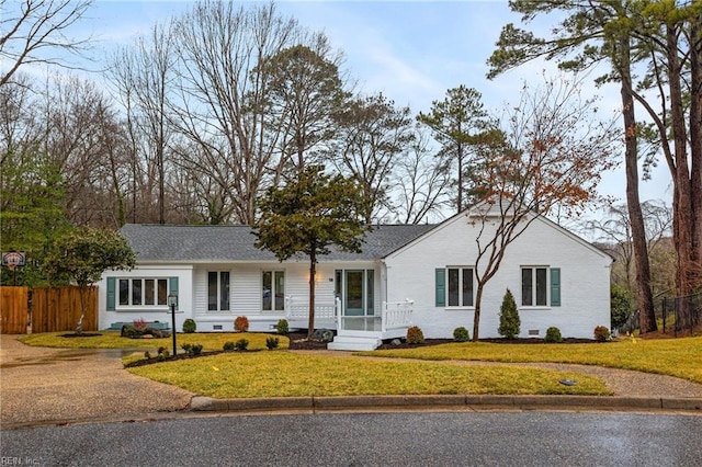 ranch-style house featuring a front lawn