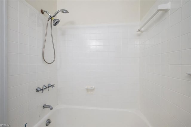 bathroom with tiled shower / bath combo