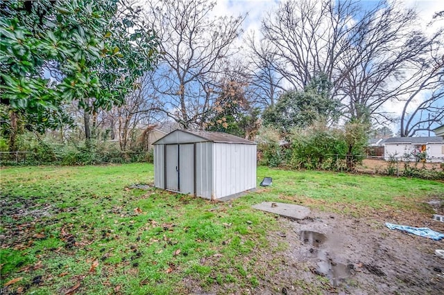 view of yard with a storage unit