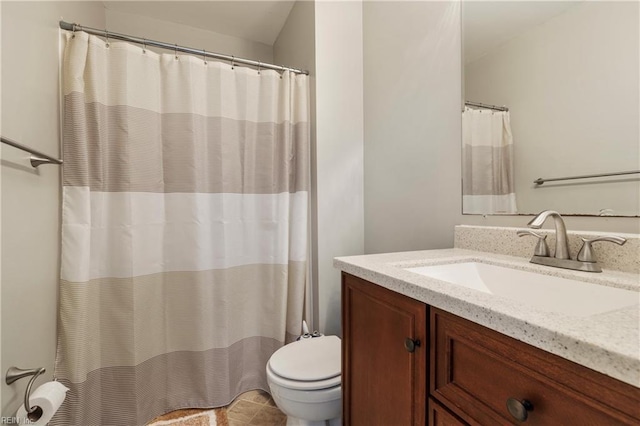 bathroom with a shower with curtain, vanity, and toilet