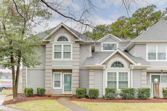 view of front of home featuring a front lawn