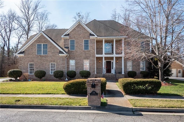 view of front of home featuring a front yard