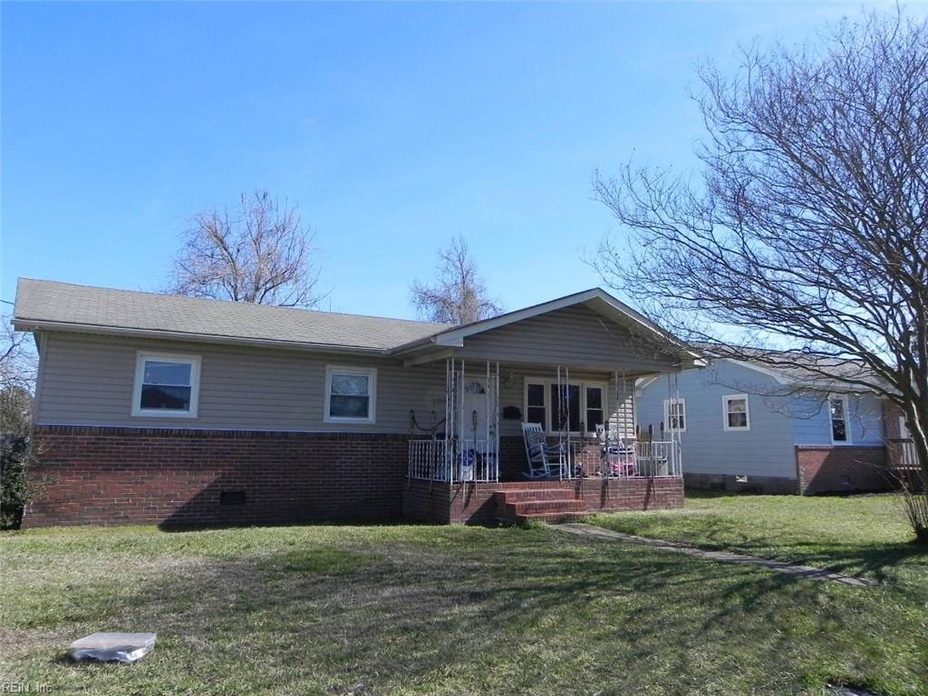 view of front of home featuring a front yard and covered porch