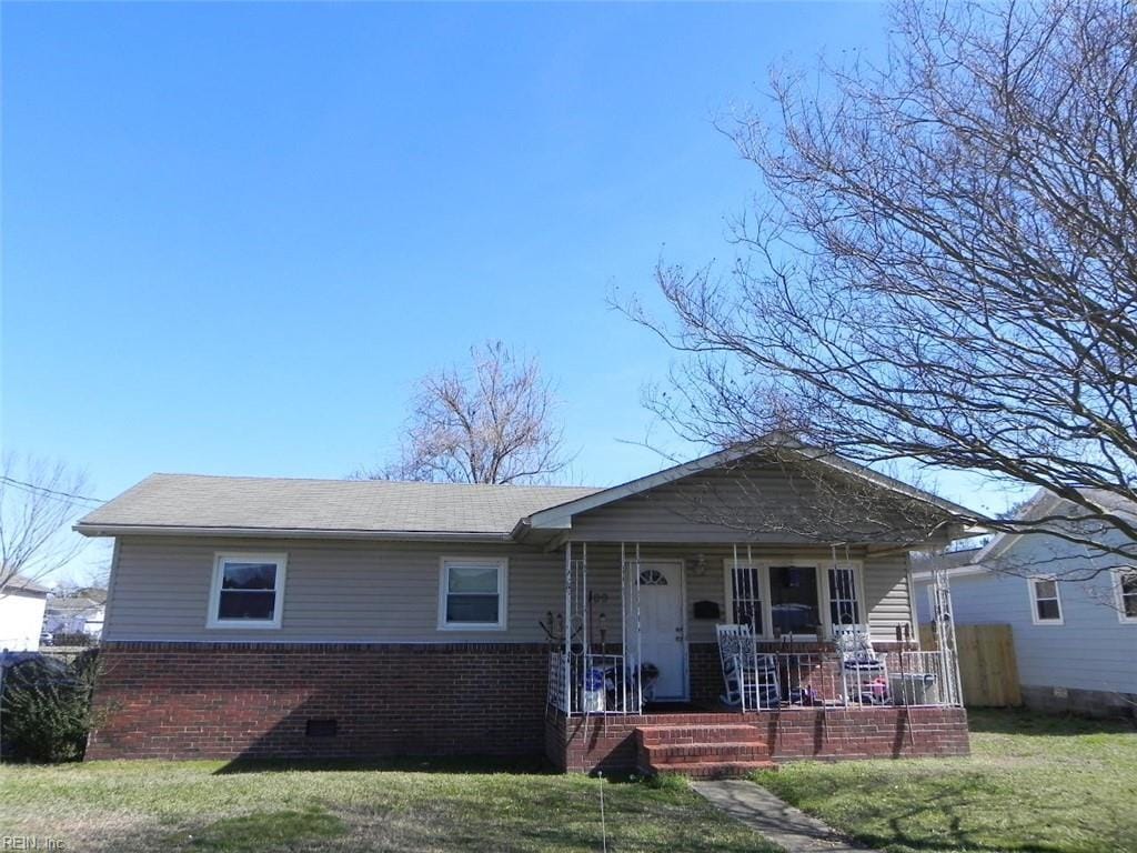 view of front of house featuring a front yard and covered porch