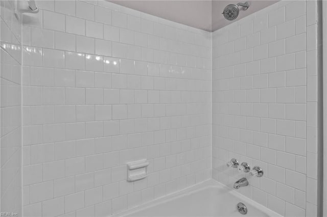 bathroom featuring tiled shower / bath combo