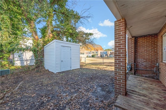 view of yard with a storage unit