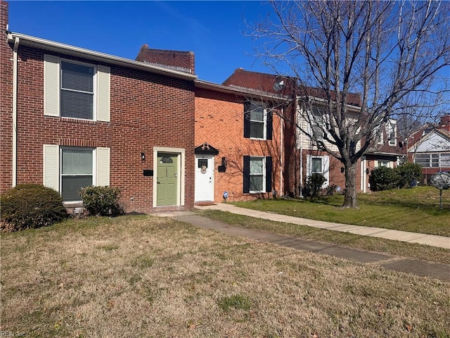 townhome / multi-family property with a front yard