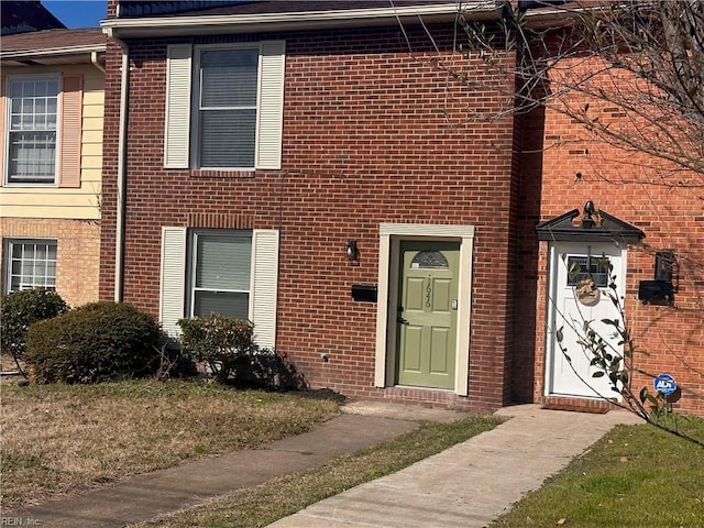 view of front of home featuring a front yard