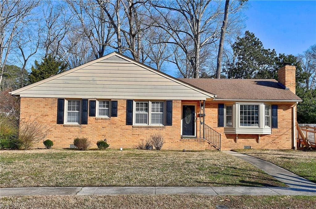 view of front of property with a front yard