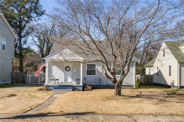 view of front of home featuring a front lawn