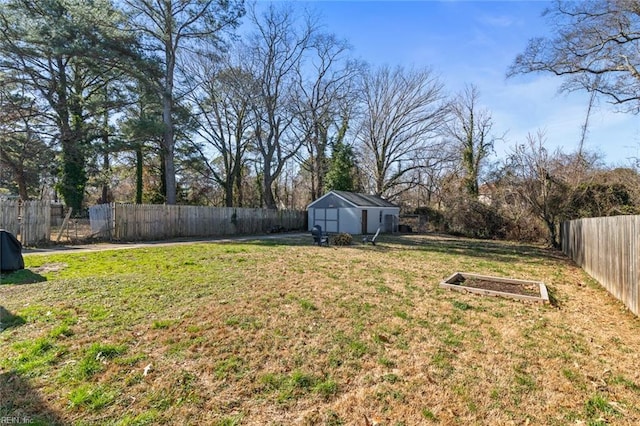 view of yard with a shed