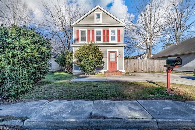 view of front of property featuring a front yard