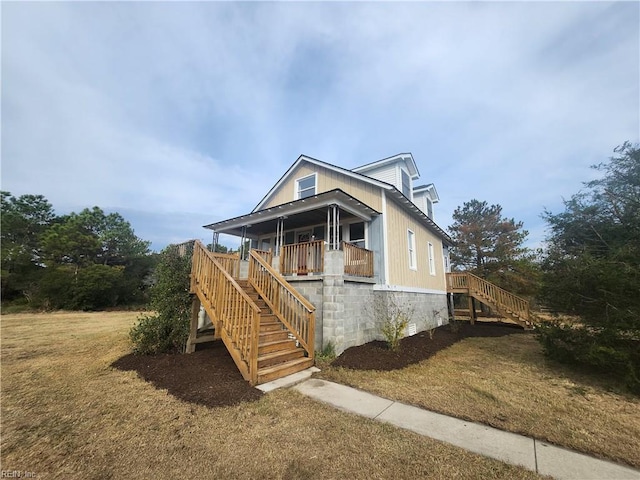 view of front of home featuring a front lawn and a porch