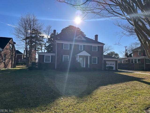 view of front of home featuring a front lawn and a garage