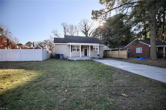 view of front of house featuring a front lawn