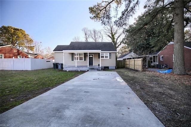 view of front facade featuring a porch and a front yard