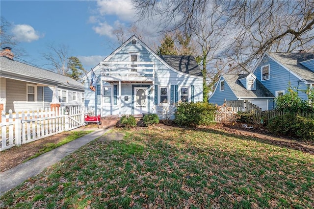 view of front of house featuring a front lawn