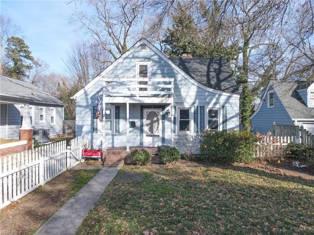 view of front of house featuring a front lawn