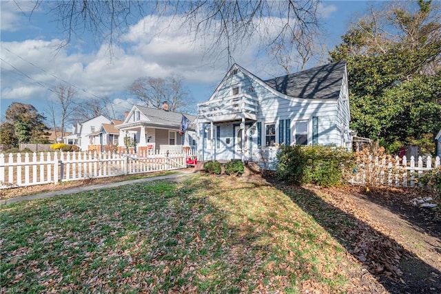 view of front facade with a front yard