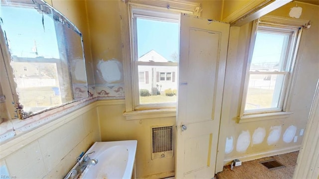 bathroom with visible vents and heating unit