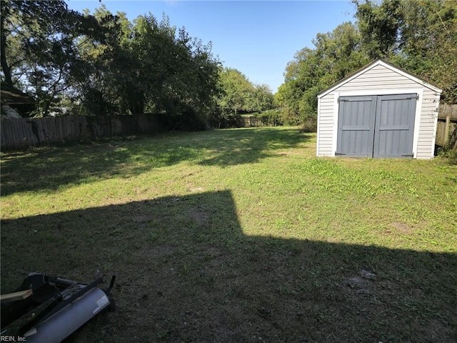 view of yard featuring a shed