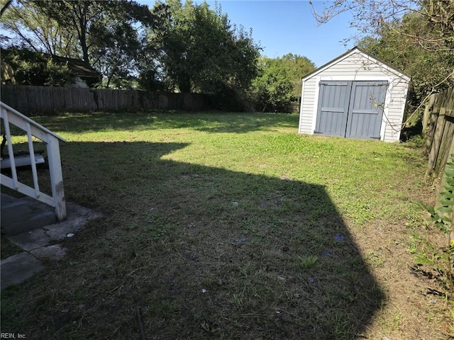 view of yard featuring a shed