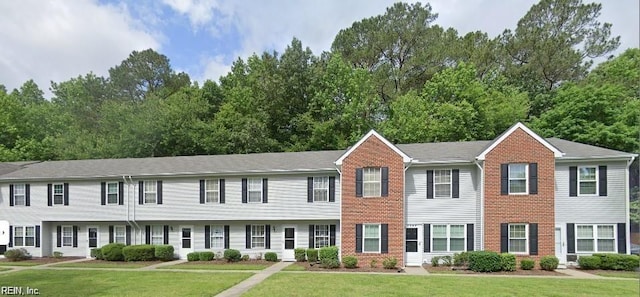 view of front of property featuring a front yard