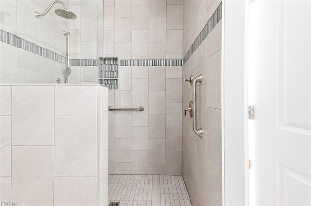 full bathroom featuring tiled shower