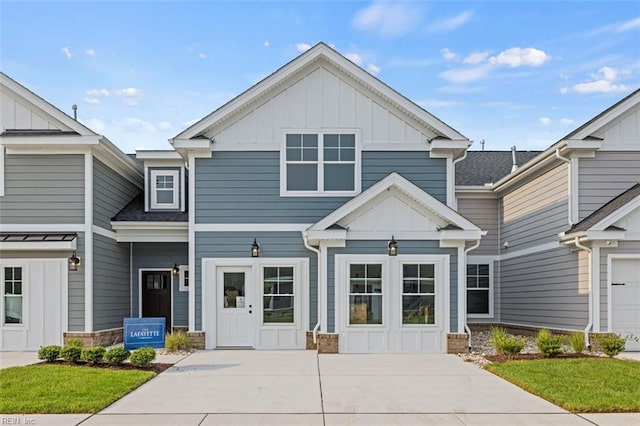 view of front of property featuring a front yard