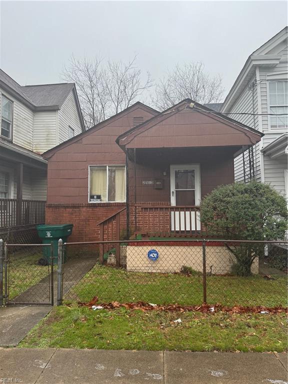 view of front facade with a porch and a front yard