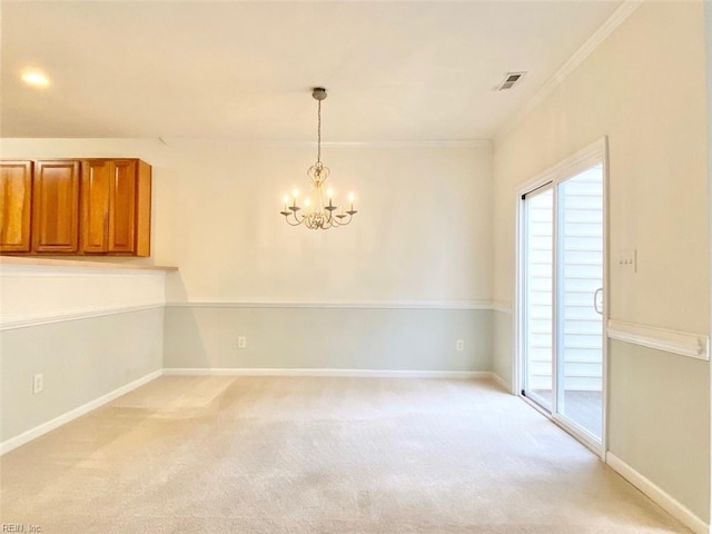 carpeted spare room featuring crown molding and a notable chandelier