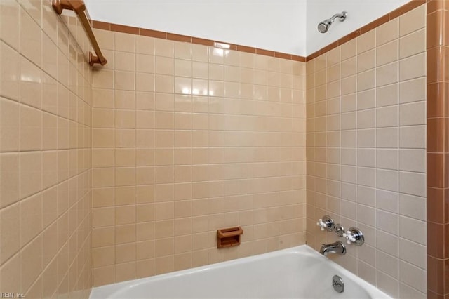 bathroom featuring tiled shower / bath