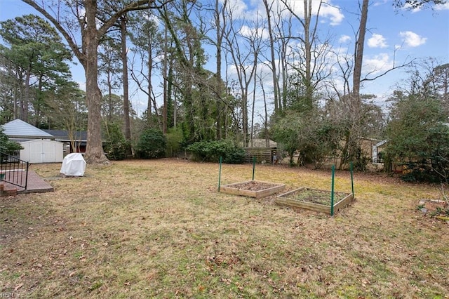 view of yard featuring a storage unit