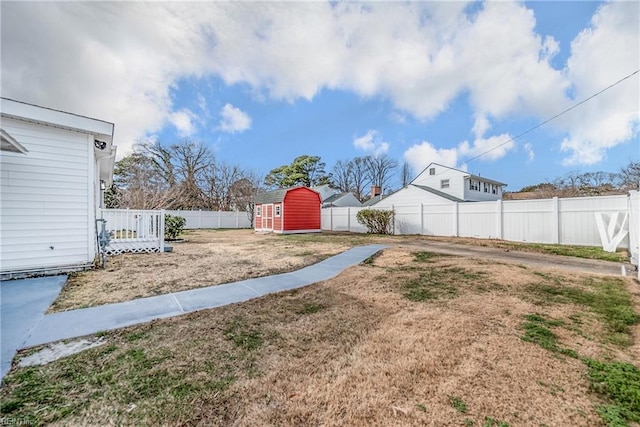 view of yard featuring a storage shed