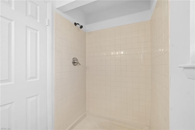 bathroom featuring tiled shower