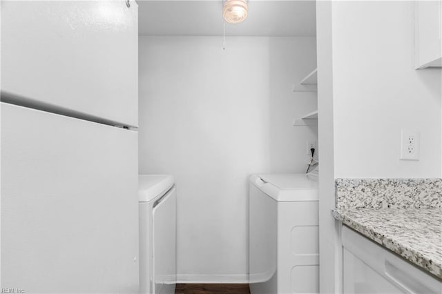 laundry room with laundry area, baseboards, and independent washer and dryer