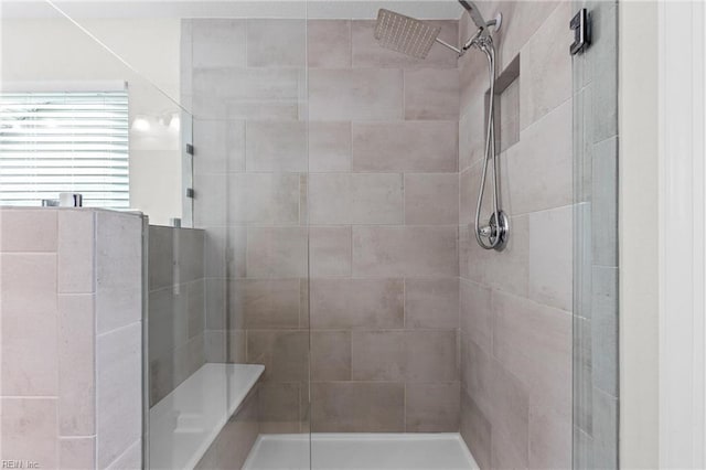 bathroom featuring tiled shower