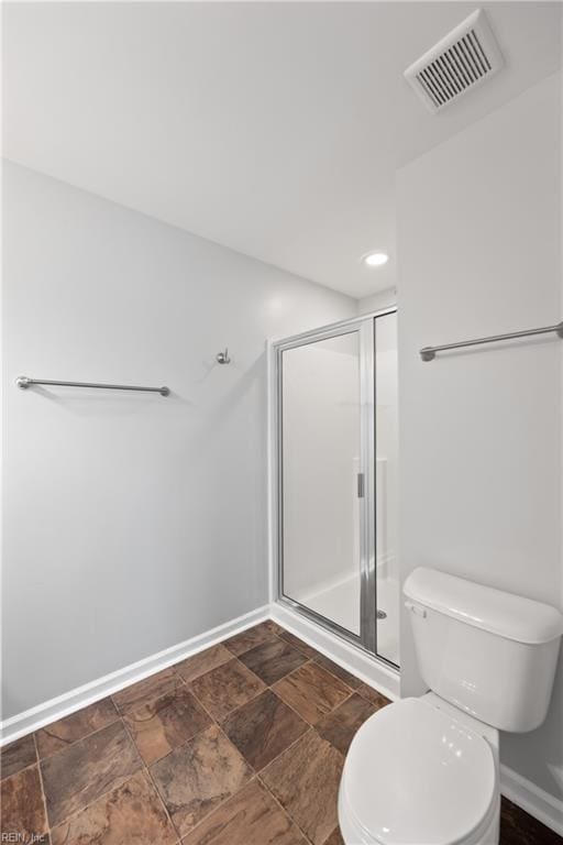 full bath with toilet, a shower stall, visible vents, and baseboards