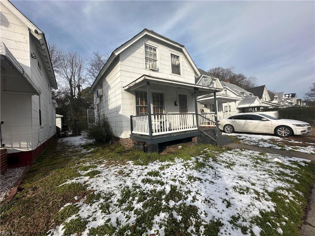 view of front of home featuring a porch