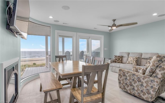 dining space featuring light wood-type flooring, recessed lighting, visible vents, and ceiling fan