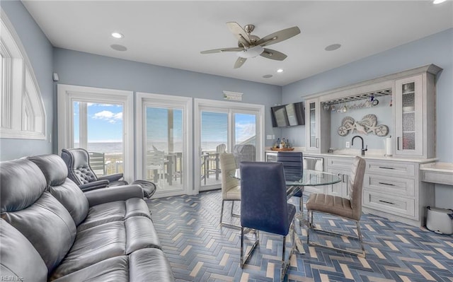 dining area with ceiling fan, indoor wet bar, and recessed lighting