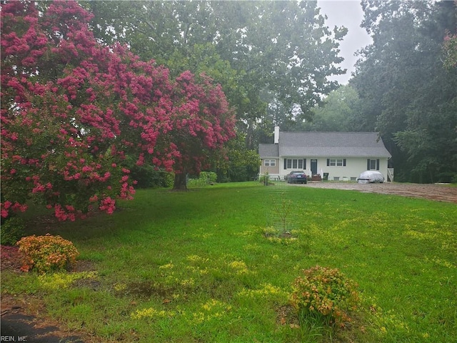 view of front of house featuring a front lawn