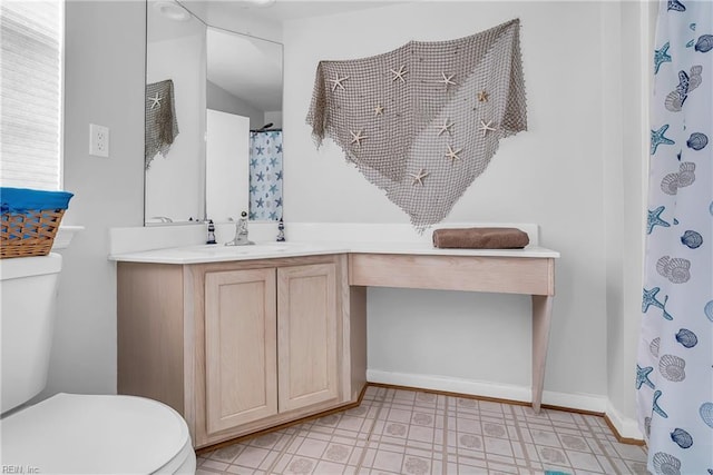 full bathroom with a shower with shower curtain, vanity, toilet, and baseboards